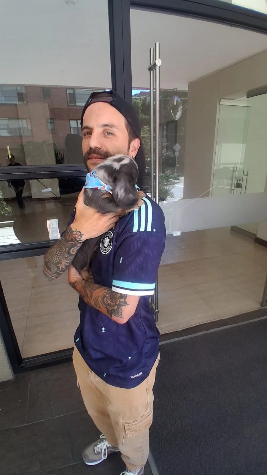 Familia feliz con su Dachshund — Andres y Melissa - El Poblado
