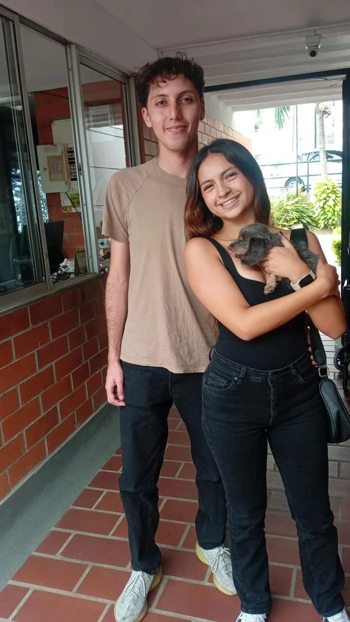 Familia feliz con su Dachshund — Laura V. - Laureles Medellin