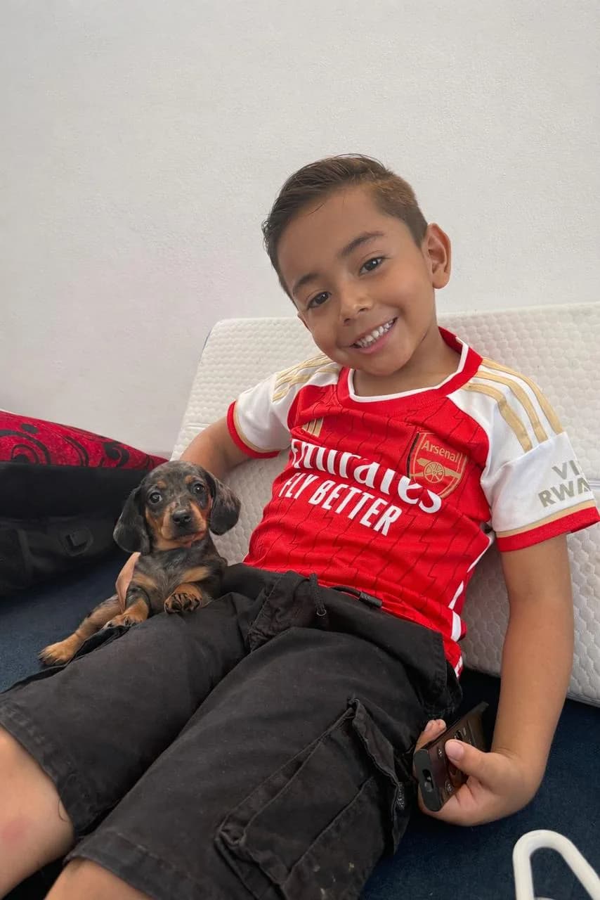 Familia feliz con su Dachshund — Isabella T. - Bogota Norte