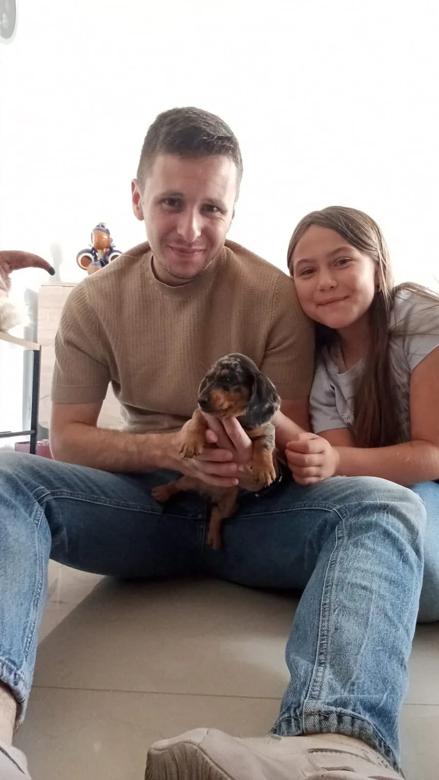 Familia feliz con su Dachshund — Sergio y Ana - Manizales