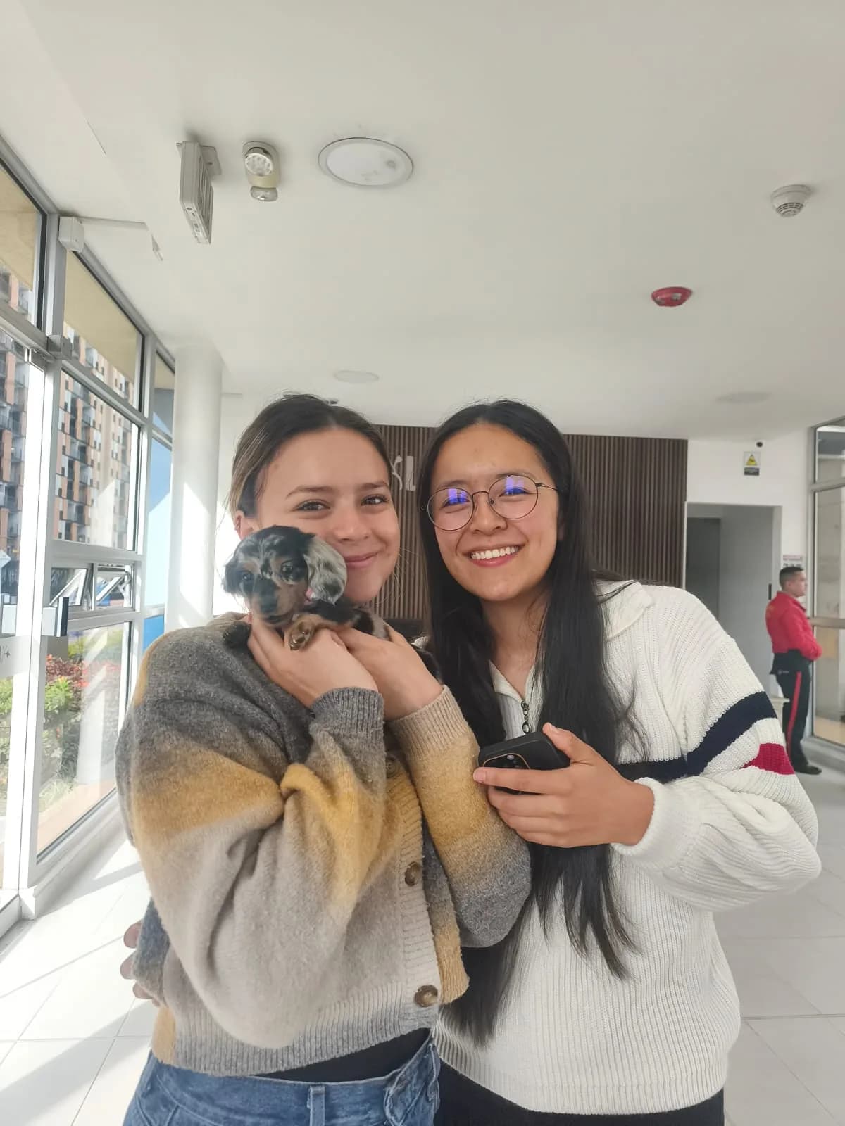 Familia feliz con su Dachshund — Natalia O. - Medellin